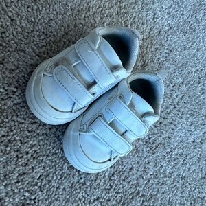 H & M white baby sneakers size 4-5